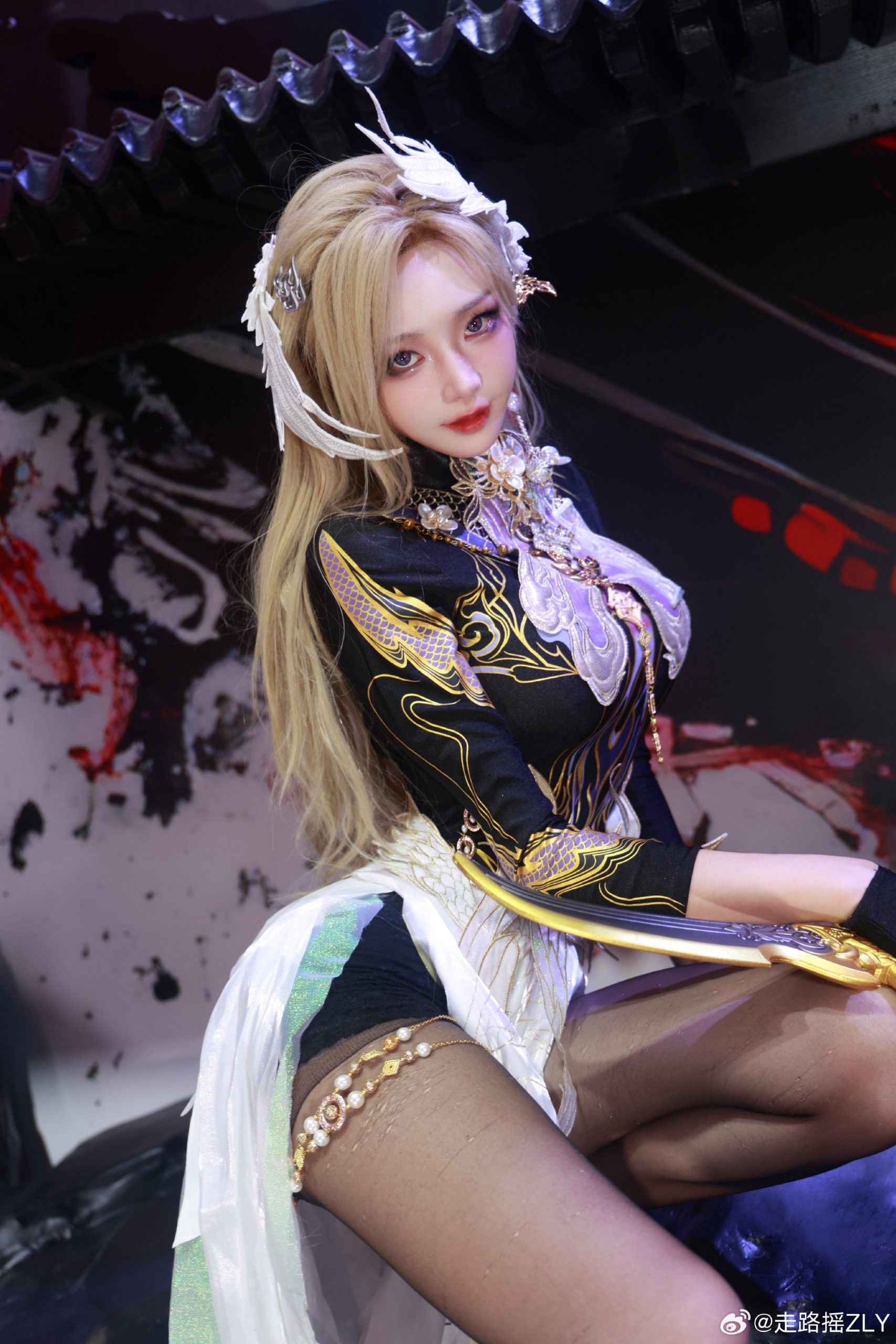 今天cos的是宁红夜倒反阴阳的造型，感觉跟之前的红夜不一样吧？@走路摇ZLY-米哈社