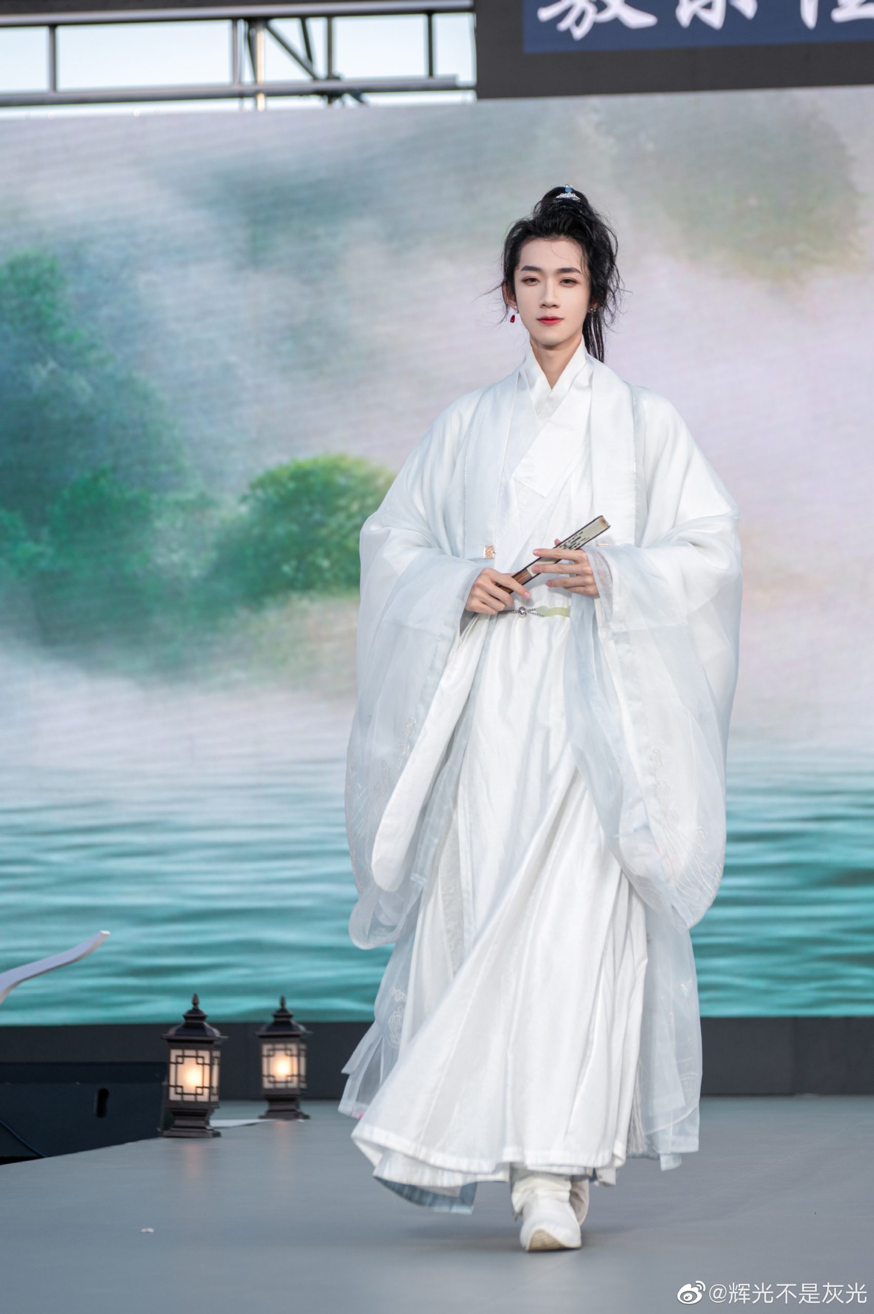 [汉服]「 有人等烟雨，有人等归途 」@辉光不是灰光-米哈社