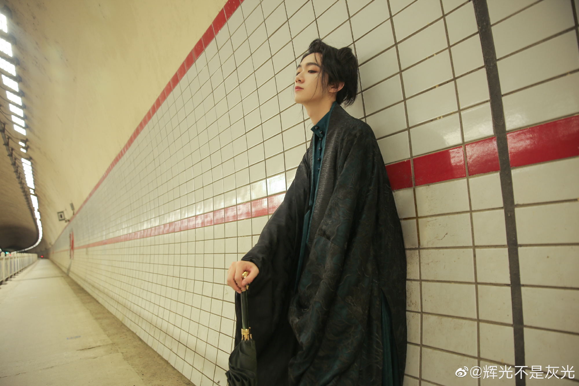 [汉服]「 少年不惧岁月长，彼方尚有荣光在 」 @辉光不是灰光-米哈社