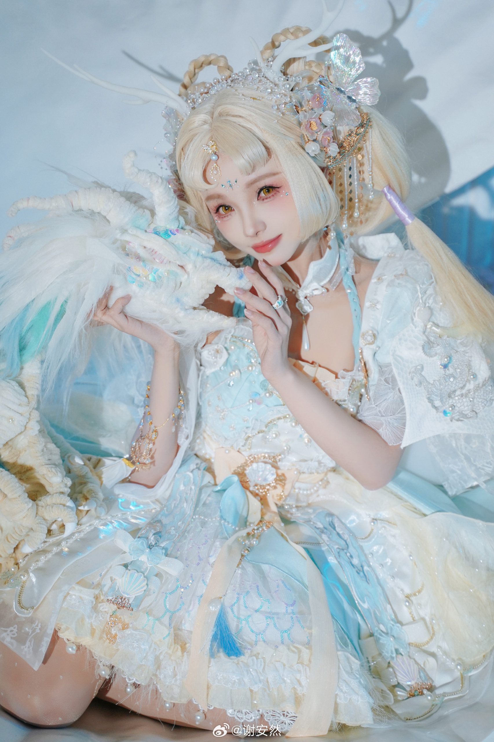 龙女居于南海极深处，倚千年贝而眠，朝夕与蛟龙相伴，若见之，可佑来年万安。@谢安然-米哈社