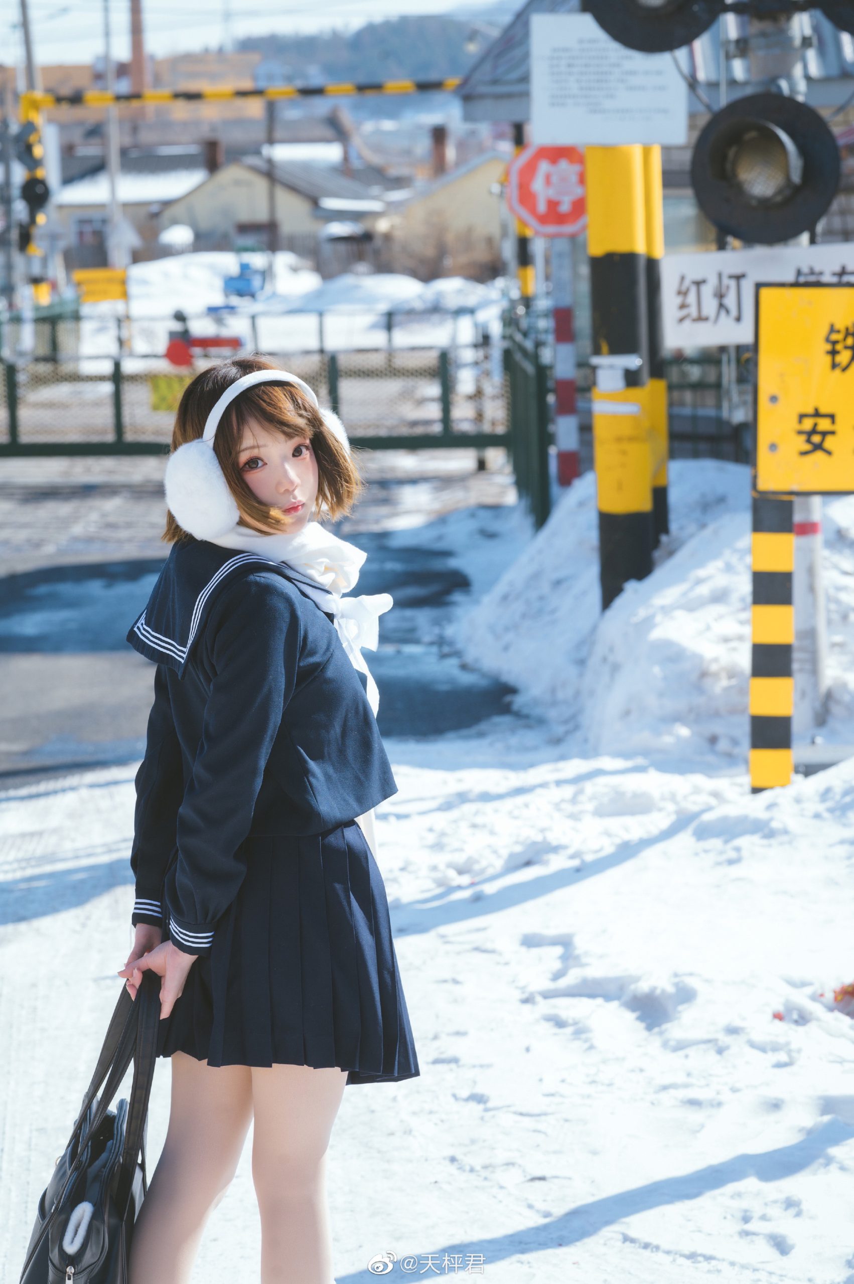 【JK制服】列车穿过长长的隧道，便进入了雪的国度@天枰君-米哈社